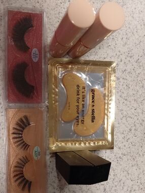 grace & stella Gold Eye Gel Patches with Nude Lipsticks and Black Lashes